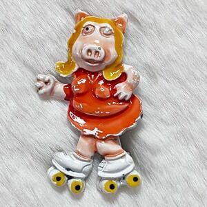 🔮 5/$25 Vintage The Muppets Miss Piggy On Roller Skates Pin